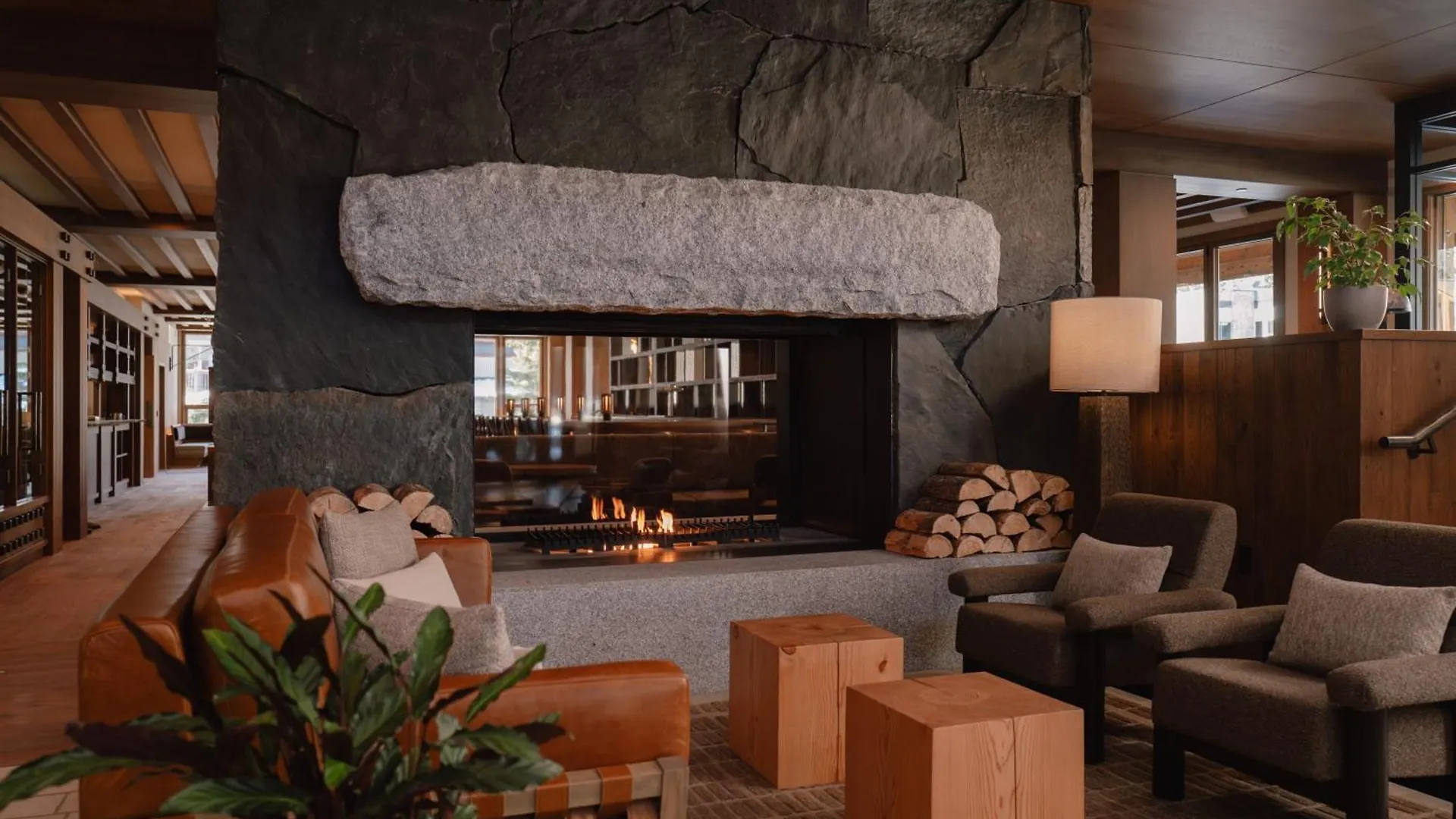 ****  Otter Hotel Banff Canada